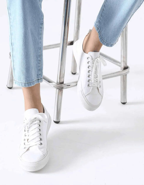 CLASSIC GO-TO LACE-UP SNEAKERS